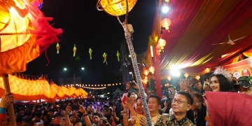 49 Naga Bersinar Meriahkan Puncak Cap Go Meh di Pontianak