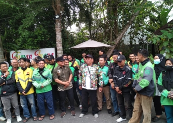 Sujiwo Beri Paket Sembako untuk Pengemudi Ojek Daring
