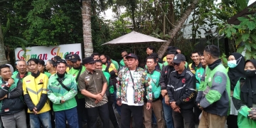Sujiwo Beri Paket Sembako untuk Pengemudi Ojek Daring