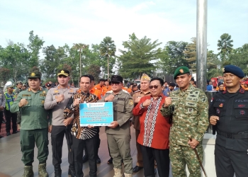 Sujiwo Beri Paket Sembako untuk Pengemudi Ojek Daring