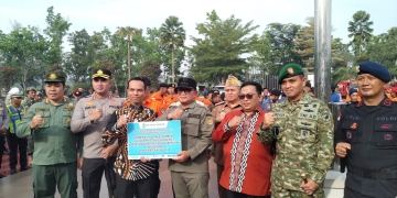 Sujiwo Beri Paket Sembako untuk Pengemudi Ojek Daring