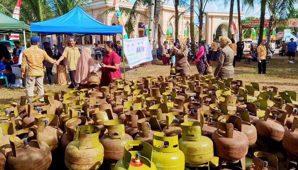 Bupati Ketapang Sulut Meriam Pusaka Padam Pelite Saat Bukber Ikkramat di Keraton Matan