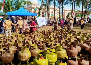 Bupati Ketapang Sulut Meriam Pusaka Padam Pelite Saat Bukber Ikkramat di Keraton Matan
