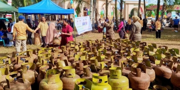 Bupati Ketapang Sulut Meriam Pusaka Padam Pelite Saat Bukber Ikkramat di Keraton Matan