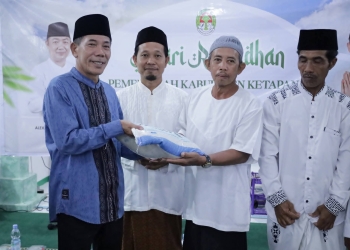 Wabup Ketapang Jamhuri Amir Hadiri Safari Ramadan di Sungai Putri, Serahkan Bantuan Beras untuk Warga