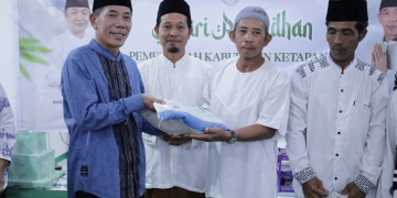 Wabup Ketapang Jamhuri Amir Hadiri Safari Ramadan di Sungai Putri, Serahkan Bantuan Beras untuk Warga