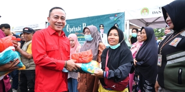 Wagub Kalbar Hadiri Operasi Pasar di Masjid Agung Al-Ikhlas Ketapang, Harga Paket Sembako Diturunkan Jadi Rp 50 Ribu