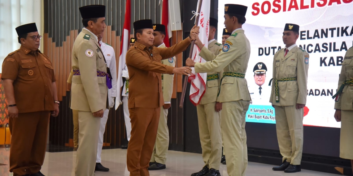 Bupati Sujiwo Lantik Duta Pancasila Paskibraka Indonesia