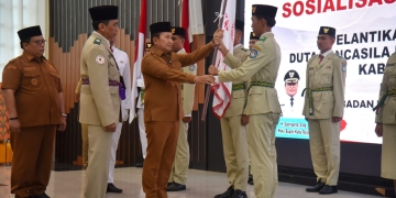 Bupati Sujiwo Lantik Duta Pancasila Paskibraka Indonesia