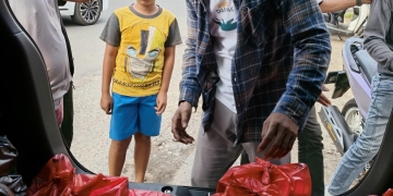 ‎Berbagi di Bulan Suci, AJK Salurkan Takjil kepada Pekerja Lapangan