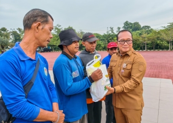 Bupati Kubu Raya Serahkan Bantuan Sembako kepada Ratusan Pekerja Kebersihan