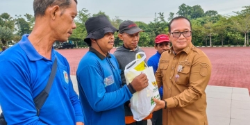 Bupati Kubu Raya Serahkan Bantuan Sembako kepada Ratusan Pekerja Kebersihan