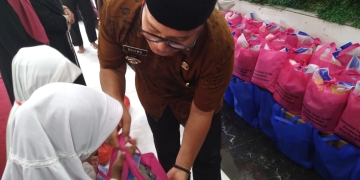 Sujiwo Serahkan Santunan ke Anak-anak Yatim di Kubu Raya